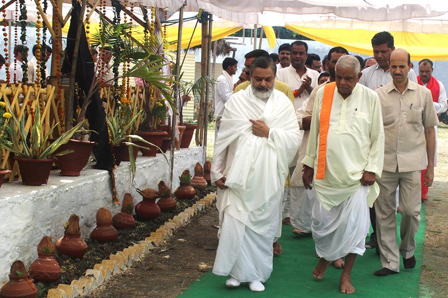 Hon'ble Shri Babulal Gaur Ji, Ex-Home Minister of Madhya Pradesh Government has visited Shri Sahasrachandi Mahayagya Mandap, performed Aarti and offered flowers to Maa Durga. 